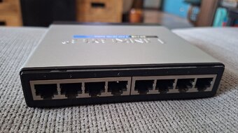 Linksys SD208, 8-Port 10/100 Switch - 2