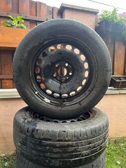 Predám plechové disky 205/60 R16 s original VW puklicami - 2