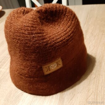 Hnedy strikovany klobucik - 2