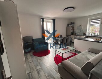 Slnečný kompletne zrekonštruovaný 3-izbový byt v centre Popr - 2