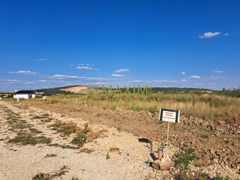 Pozemok 663 m2 v obci Štitáre s pekným výhľadom na Žibricu - 2