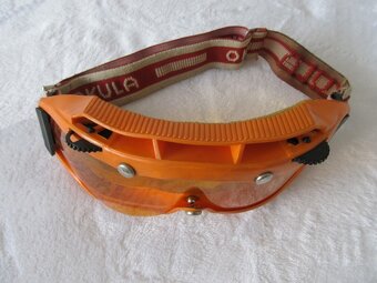 Predám staré lyžiarske okuliare a vosk z čias socializmu. - 2