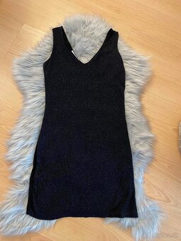 2x obtiahnuté šaty - 2