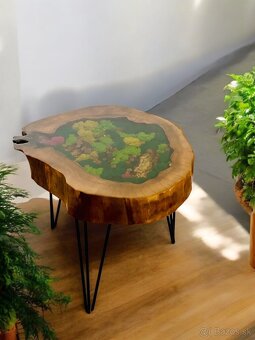 Stolík z dreva a epoxidu s machom - 2