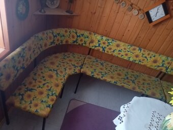 Jedálenská kovová rohová lavica a 2 stolicky - 2