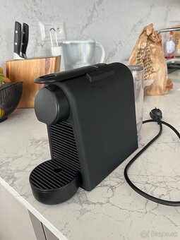 Nespresso kavovar so zasobnikom na kapsule - 2