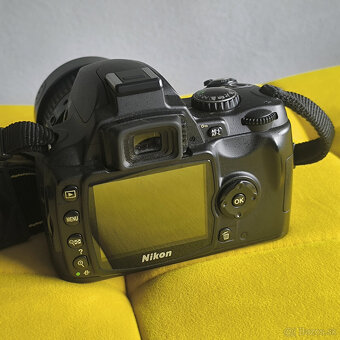 Nikon D40 s objektívom Nikkor 18-55 mm - iba 5070 záberov - 2