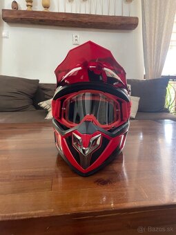 Motocrossova prilba. - 2