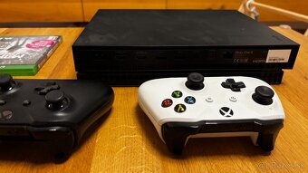 Microsoft Xbox One X 1TB - 2