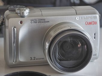 Olympus C-760 s príslušenstvom. - 2