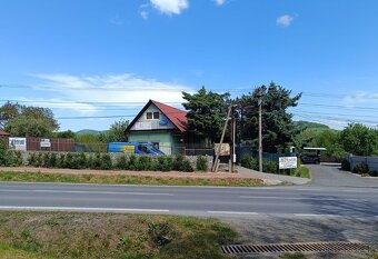 Zrekonštruovaný dom s veľkým parkoviskom pri hlavnej ceste - 2