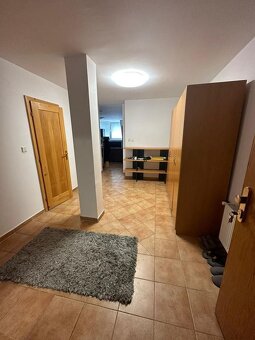 Zariadený 4 izbový byt má rozlohu 100 m2, nachádza sa na 4/4 - 2