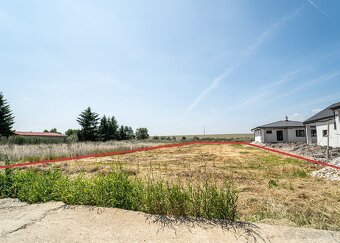 Rovinatý pozemok v dedinke Cestice - 2