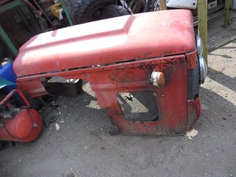 Predám kapotu na traktor ZETOR + palivovú nádrž - 2