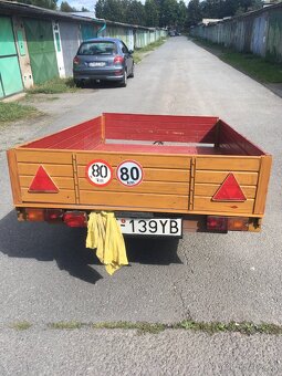 Prívesný vozík s malými kolesami. - 2