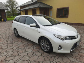 Toyota auris 1,8 hybrid 4/2015 výborný stav - 2