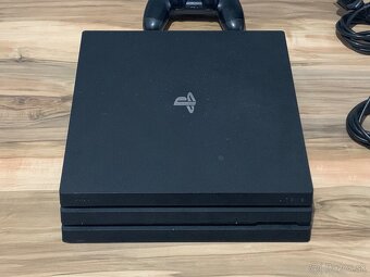 Predám hernú konzola Ps4 PRO 1TB minimálne známky používania - 2