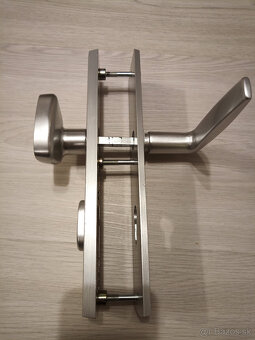 Štítové kovanie AXA (kľučka s guľou) na dvere - 2