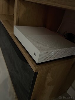 Predam xbox one s bez mechaniky plus 2 ovladace - 2