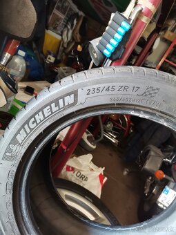 Pneu 235/45 17 - 2