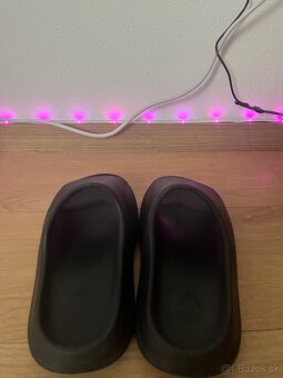 Yeezy slides - 2