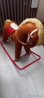 Hojdací koník a mikinka pre psíka. - 2