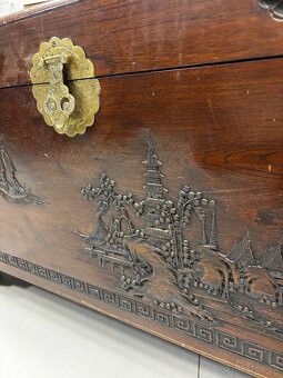 Kafrová truhlica s reliéfnym zdobením - 2