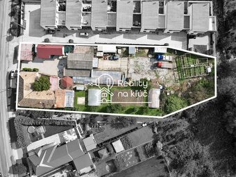 Na predaj dva rodinné domy s garážami a s obrovským pozemok - 2