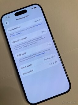 Predám iPhone 15 Pro 128 GB, batéria 89 % - 2