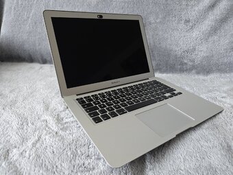 Apple MacBook Air 13” (2017) – i5, 8 GB RAM, 128 GB SSD - 2
