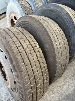 Pneu 305 / 70 r 22,5 - 2