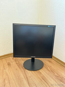 PREDÁM - Stolný počítač s monitorom + klávesnica a my - 2