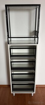 Policová skrinka a 5 terárií - 2