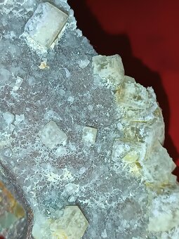 Minerál Fluorit na ametyste - 2