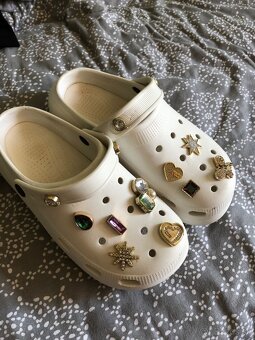 „Crocs-style” šľapky s krásnymi doplnkami - 2