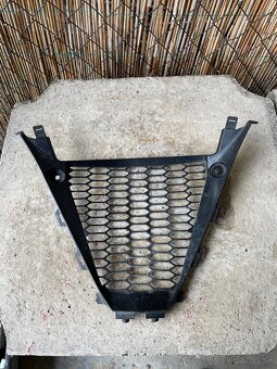 Mriežka v tvare písmena V na Suzuki GSX-R 1000 K7 K8 - 2