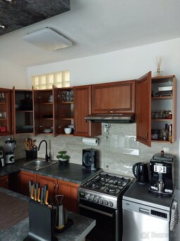 Predam vrchne skrinky z kuchynskej linky. - 2