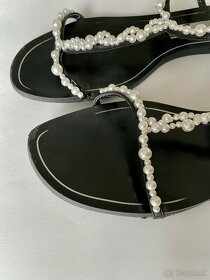 Zara ploché sandále capri s perlami, T remienok - 2