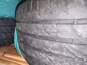 275/40 r22 - 2
