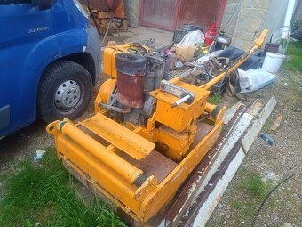 Predám vybracny valec bomag váha 1400kg - 2