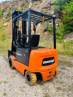 Elektricky vzv Doosan 2200kg, triplex 6000mm, r. 2014 - 2