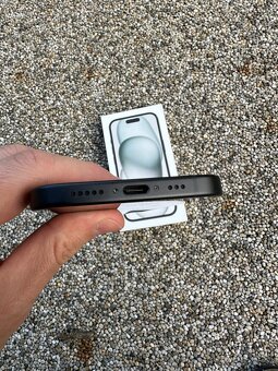 iPhone 15 - baterie 100% - 2