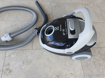 Predam Electrolux vysavac - 2