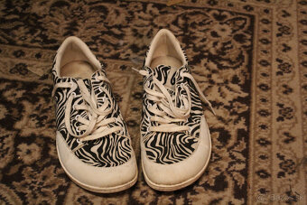 Be Lenka barefoot - 2