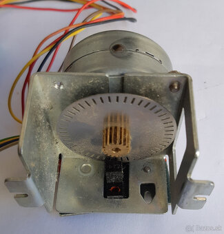 Krokovy motor Nippon PF42-48D1, 5V, 12Ω - 2