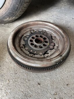 Dvojhmotny zotrvačnik z Passat B6 3.2 VR6 - 2