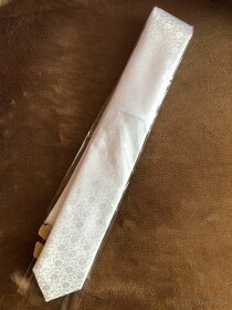 Biela vzorovaná kravata s vreckovkou (čisto nová) - 2