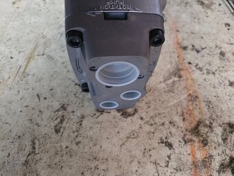 Lomené piestikové hydraulické čerpadlo Parker F2 70/70 R - 2