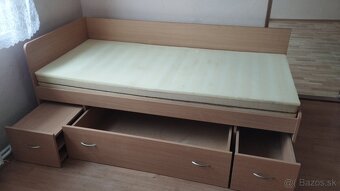 Masívna posteľ s nočním stolíkom a uložním priestorom - 2