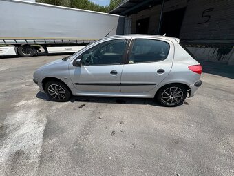 Predám Peugeot 206 1.6 BENZÍN r.v. 2000 - 2